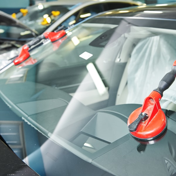 Which auto glass service to call when windshield is shattered 